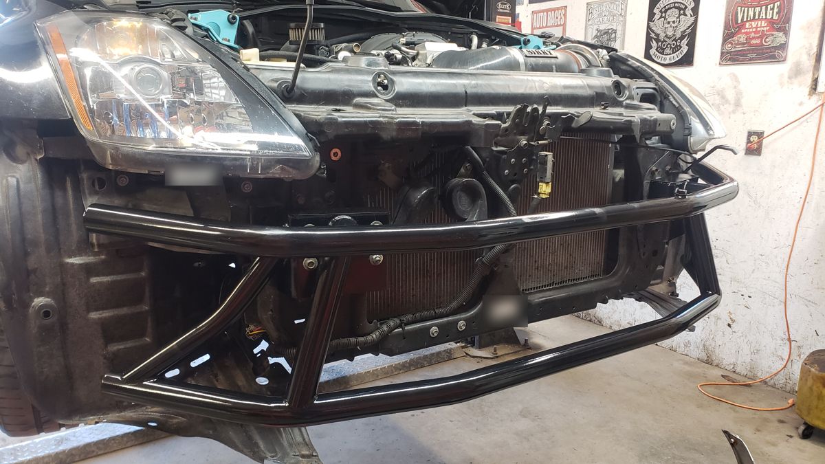 Black front bash bar on the 350Z, side angle