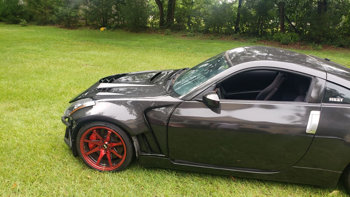Close-up of the carbon hood and fender
