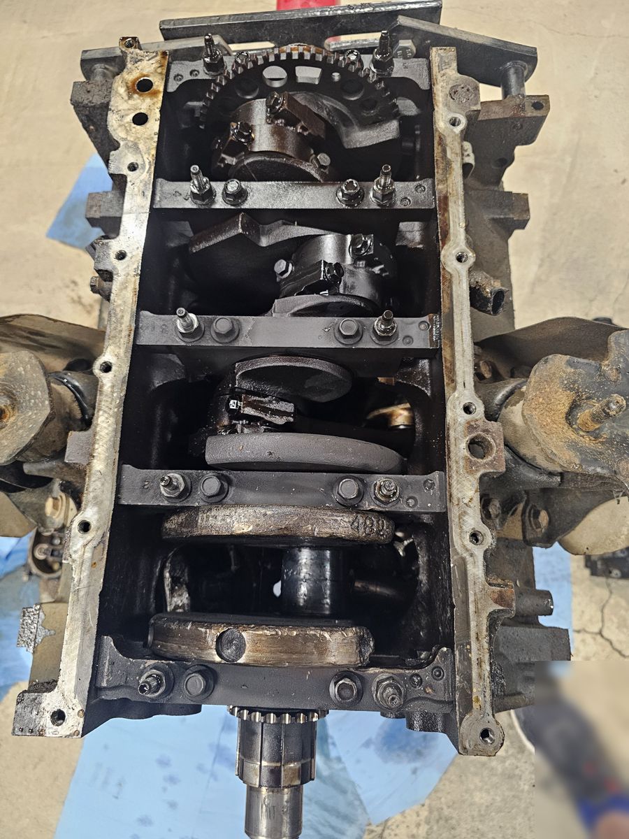 Bottom end of the old 4.8 with the pan off