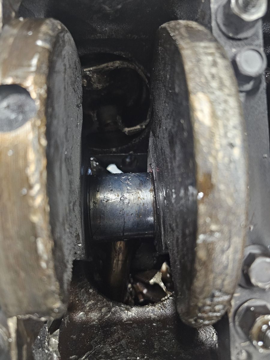Damaged crank journal with the rod gone