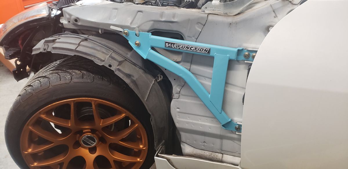 Light blue Soul Function fender brace mounted behind the front wheel