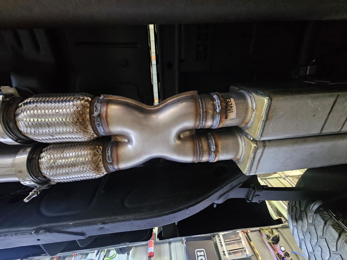 Flex pipes into the X-pipe
