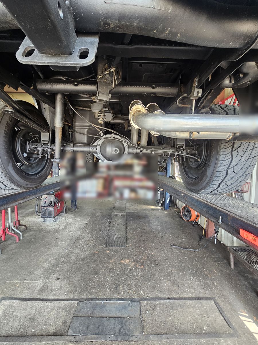 Exhaust routed over the rear axle to the tips