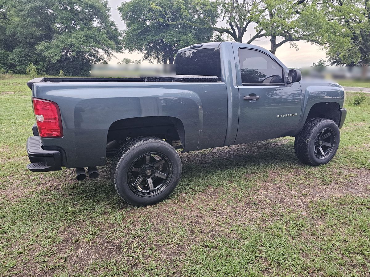 Dual 4" black tips out the back
