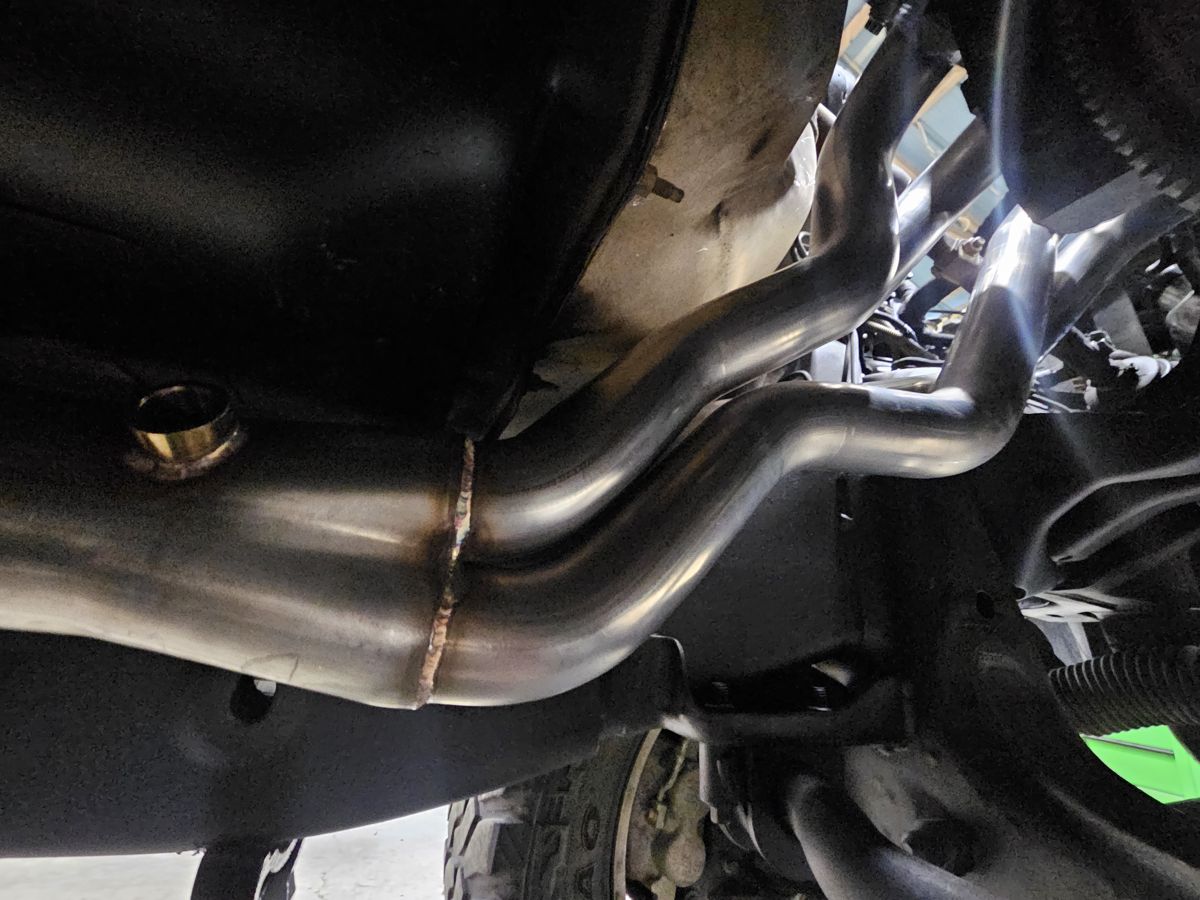 Header pipes under the truck